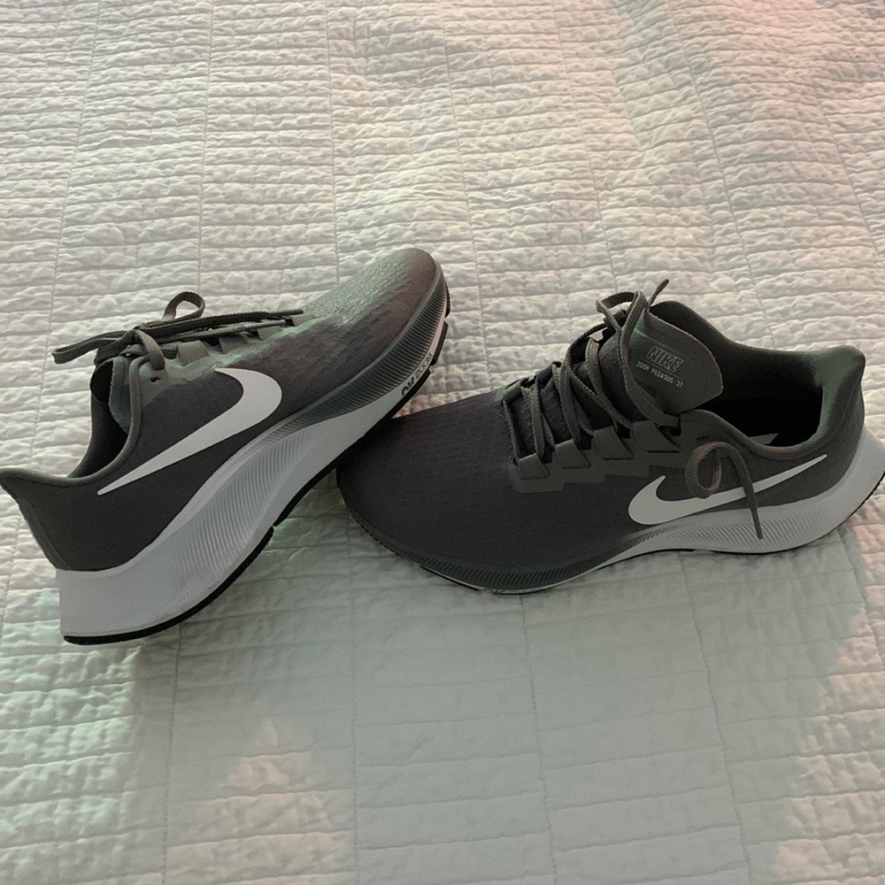 nike pegasus grey